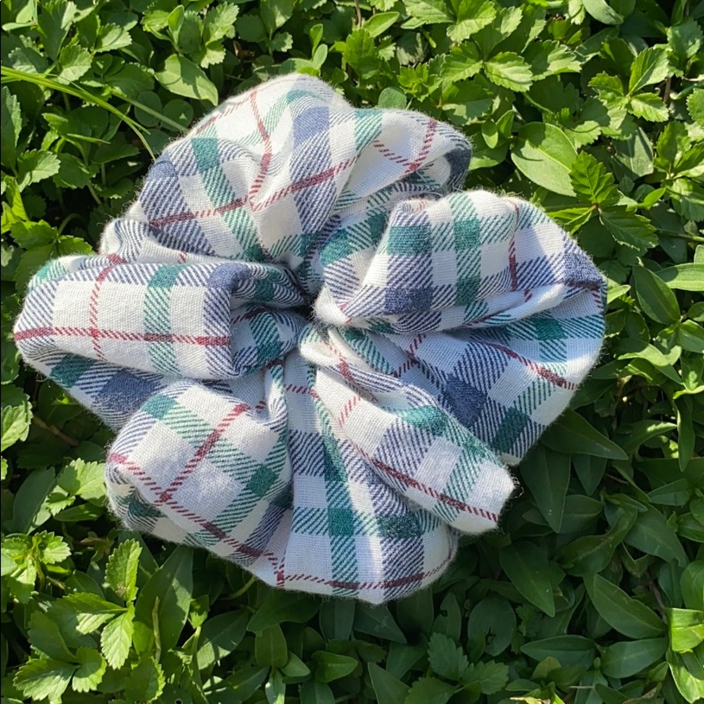 Super beautiful jumbo plaid scrunchie!